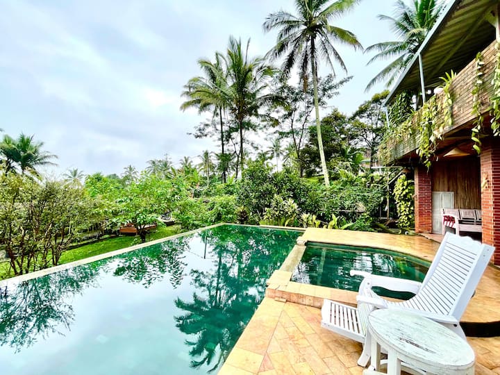 Pondok Is Oke tropical garden